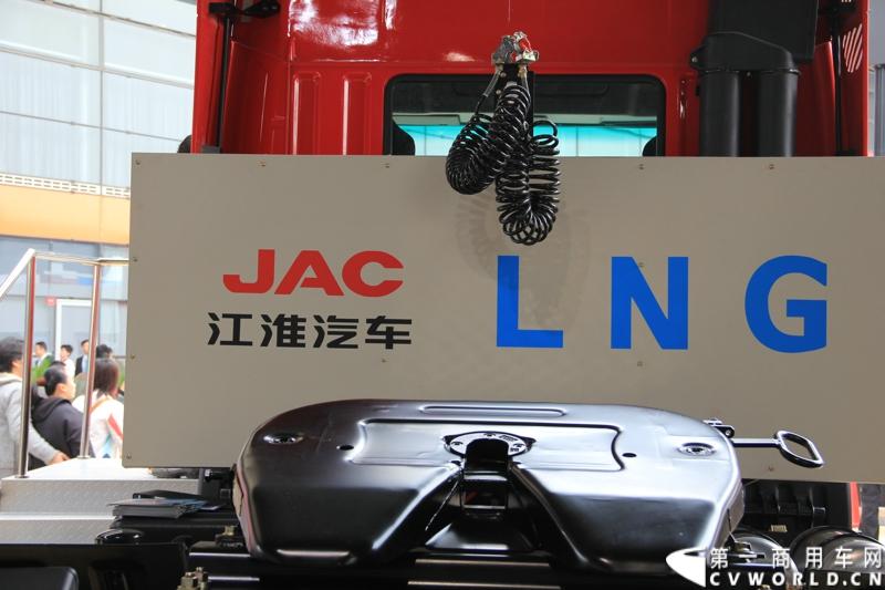 此次上海车展，江淮格尔发以8×4载货车和4×2 LNG牵引车与世界顶级重卡美国纳威司达重卡同台亮相。图为江淮HFC4181P1N4A38F型重型牵引车