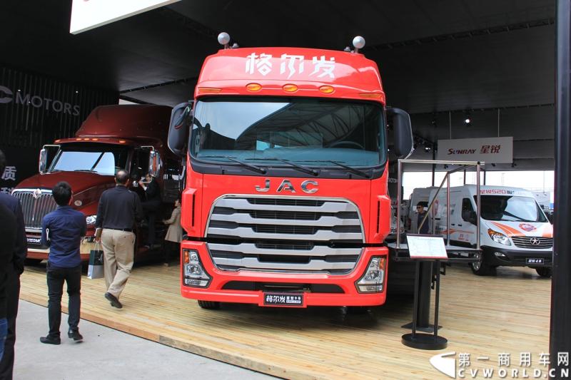 此次上海车展，江淮格尔发以8×4载货车和4×2 LNG牵引车与世界顶级重卡美国纳威司达重卡同台亮相。图为江淮HFC4181P1N4A38F型重型牵引车