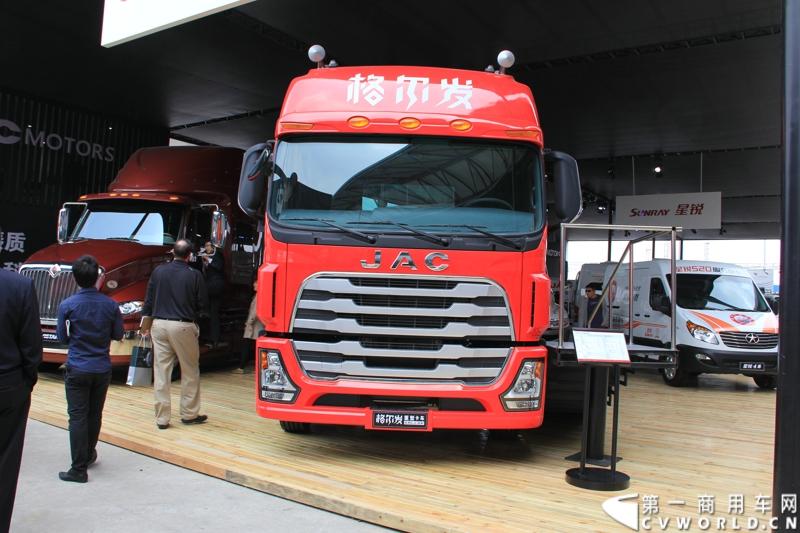 此次上海车展，江淮格尔发以8×4载货车和4×2 LNG牵引车与世界顶级重卡美国纳威司达重卡同台亮相。图为江淮HFC4181P1N4A38F型重型牵引车