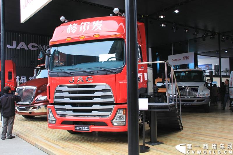 此次上海车展，江淮格尔发以8×4载货车和4×2 LNG牵引车与世界顶级重卡美国纳威司达重卡同台亮相。图为江淮HFC4181P1N4A38F型重型牵引车