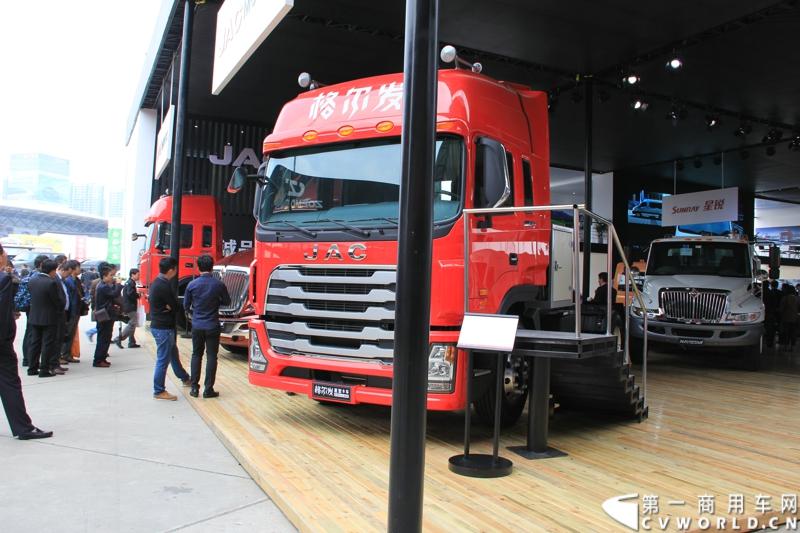 此次上海车展，江淮格尔发以8×4载货车和4×2 LNG牵引车与世界顶级重卡美国纳威司达重卡同台亮相。图为江淮HFC4181P1N4A38F型重型牵引车