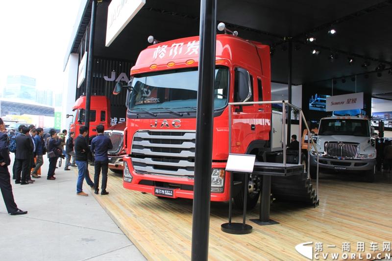 此次上海车展，江淮格尔发以8×4载货车和4×2 LNG牵引车与世界顶级重卡美国纳威司达重卡同台亮相。图为江淮HFC4181P1N4A38F型重型牵引车