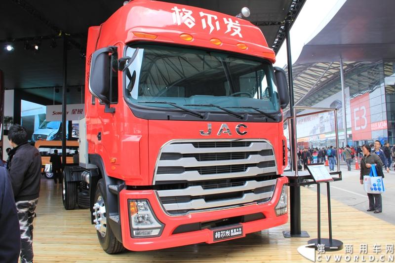 此次上海车展，江淮格尔发以8×4载货车和4×2 LNG牵引车与世界顶级重卡美国纳威司达重卡同台亮相。图为江淮HFC4181P1N4A38F型重型牵引车