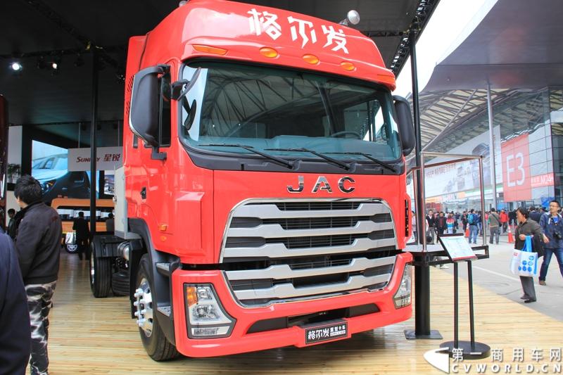 此次上海车展，江淮格尔发以8×4载货车和4×2 LNG牵引车与世界顶级重卡美国纳威司达重卡同台亮相。图为江淮HFC4181P1N4A38F型重型牵引车