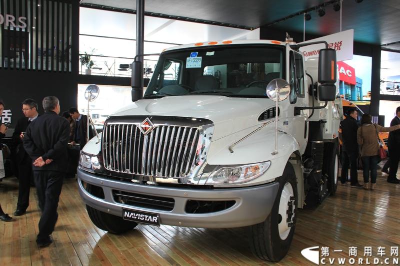 此次上海车展，江淮格尔发以8×4载货车和4×2 LNG牵引车与世界顶级重卡美国纳威司达重卡同台亮相。图为纳威司达长头垃圾车