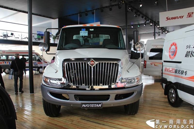 此次上海车展，江淮格尔发以8×4载货车和4×2 LNG牵引车与世界顶级重卡美国纳威司达重卡同台亮相。图为纳威司达长头垃圾车