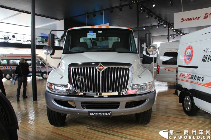 纳威司达长头垃圾车