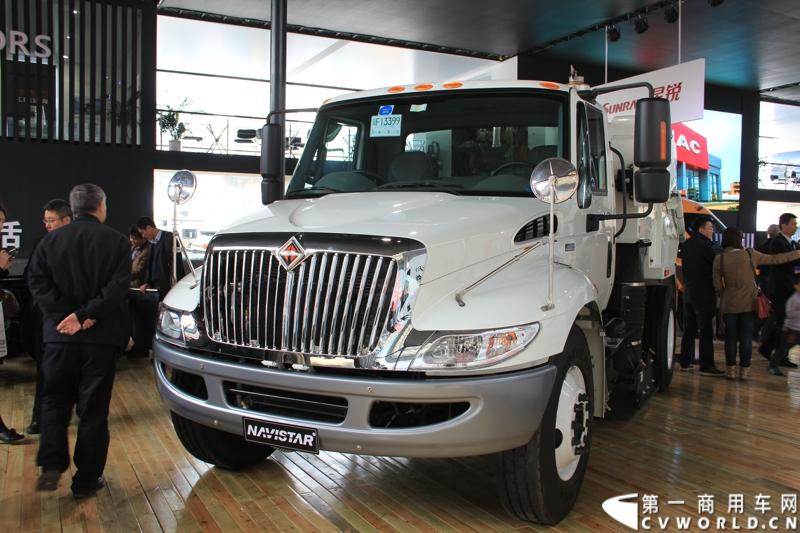 纳威司达长头垃圾车