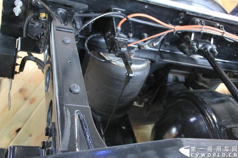 此次上海车展，江淮格尔发以8×4载货车和4×2 LNG牵引车与世界顶级重卡美国纳威司达重卡同台亮相。图为纳威司达 空气悬架