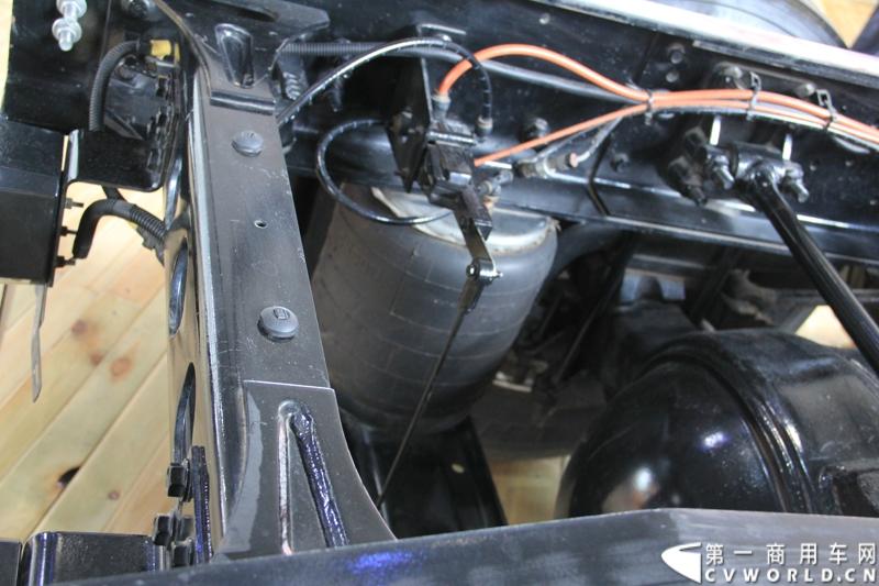 纳威司达 空气悬架