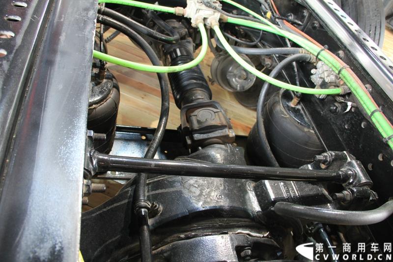 纳威司达 空气悬架