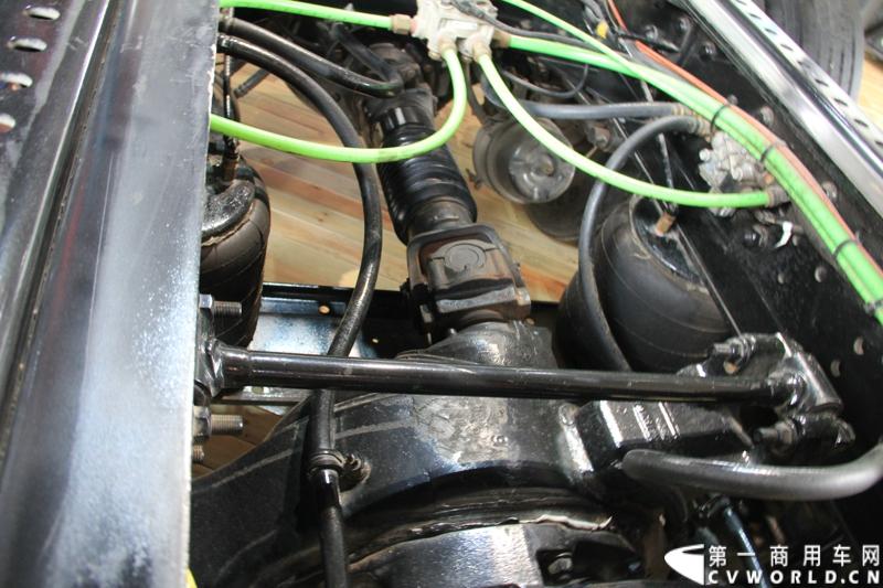 纳威司达 空气悬架