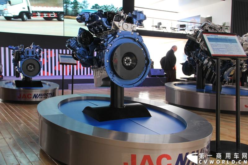 此次上海车展，江淮格尔发以8×4载货车和4×2 LNG牵引车与世界顶级重卡美国纳威司达重卡同台亮相。图为迈斯福3.2L柴油机