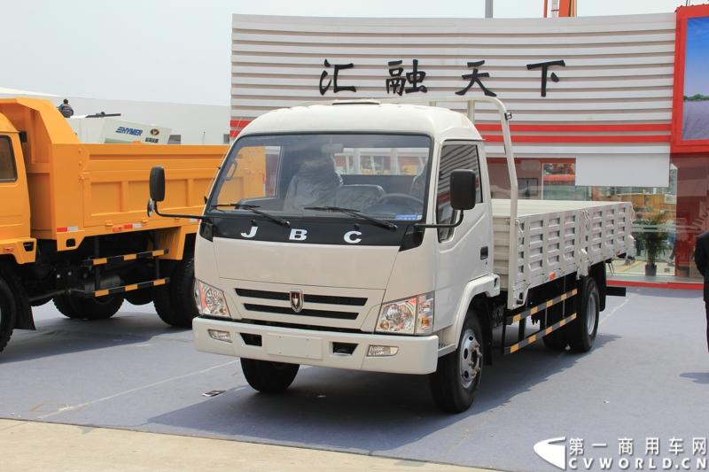 本届上海车展金杯汽车共带来五辆轻卡和一辆微卡，图为金杯SY1033DFH4栏板车。