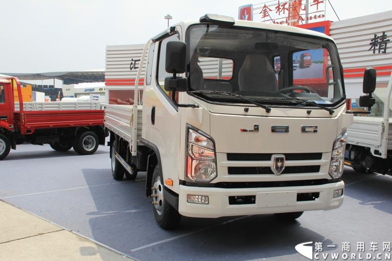 本届上海车展金杯汽车共带来五辆轻卡和一辆微卡，图为金杯SY1044BV5SQ3载货车。