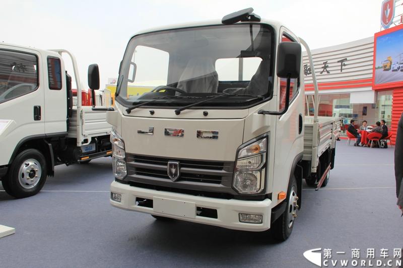 本届上海车展金杯汽车共带来五辆轻卡和一辆微卡，图为金杯SY1046DNSY。