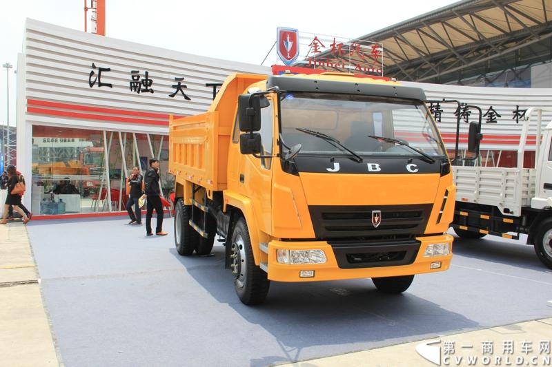 本届上海车展金杯汽车共带来五辆轻卡和一辆微卡，图为金杯SY3090BR1T小自卸。