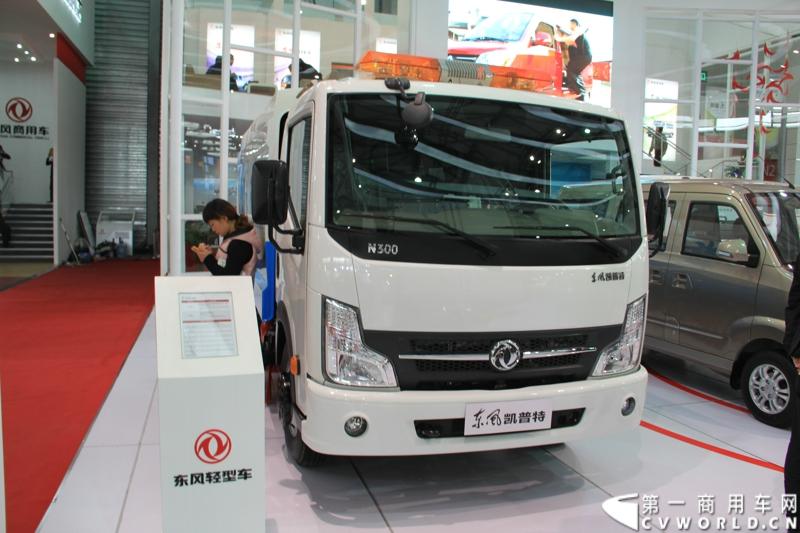 本次车展东风汽车股份除了带来东风凯普特改装的东风鲜速达车型外，还带来了一辆东风凯普特电动道路清扫车和一辆东风凯普特轻卡纯电动底盘。图为东风凯普特纯电动扫路车。