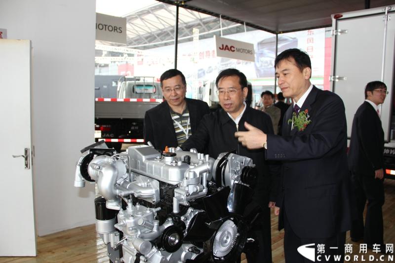 2013年上海车展，安进董事长向安徽省领导介绍展机。
