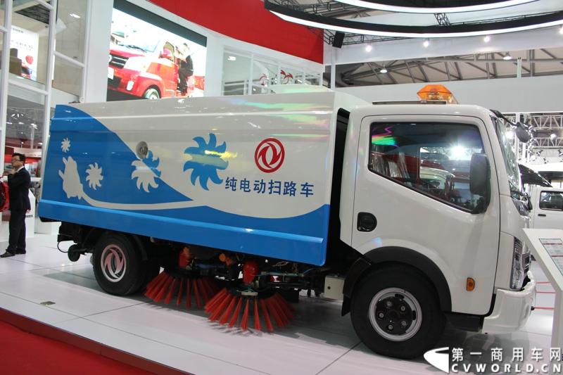 东风纯电动扫路车 