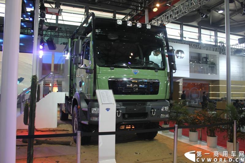 德国曼（MAN）携三款产品亮相了本届上海车展，图为MAN卡车做底盘的华晨房车