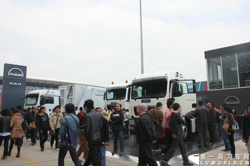 德国曼（MAN）携三款产品亮相了本届上海车展，图为人潮涌动的德国曼展台