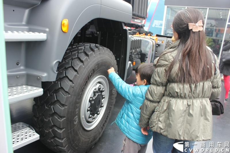 德国曼（MAN）携三款产品亮相了本届上海车展，图为小朋友向妈妈“介绍”这辆车的零部件