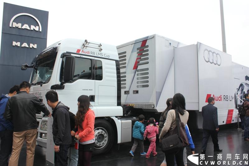 德国曼（MAN）携三款产品亮相了本届上海车展，图为MAN TGS 18.400 4×2 BLS 奥迪A8专用运输车