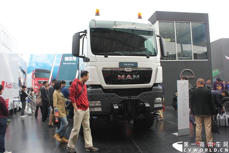 德国曼（MAN）携三款产品亮相了本届上海车展，图为人潮涌动的德国曼展台