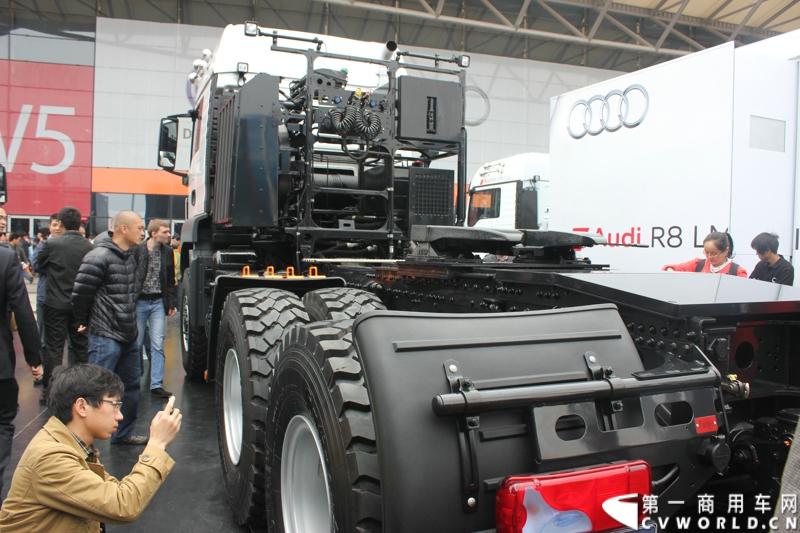 德国曼（MAN）携三款产品亮相了本届上海车展，图为观众近距离感受德国曼。