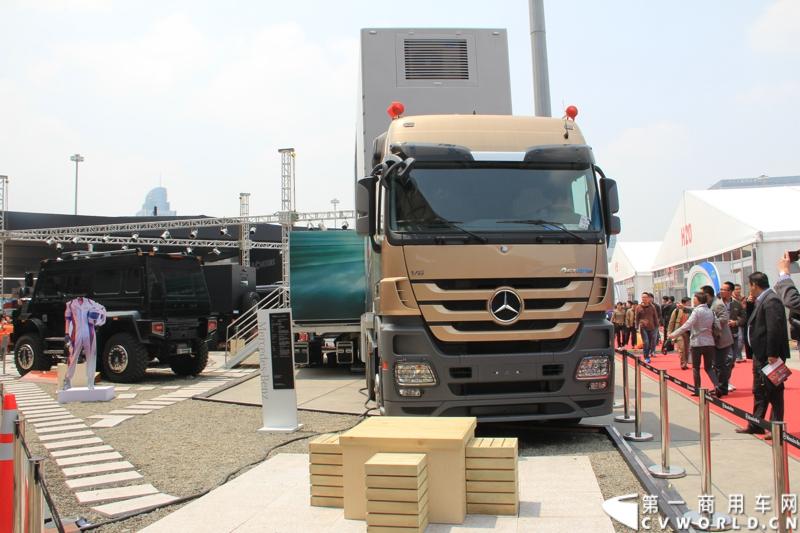 此次代表奔驰前来参展的是奔驰在国内的经销商，图为Actros 2660LS 6X4 牵引车。