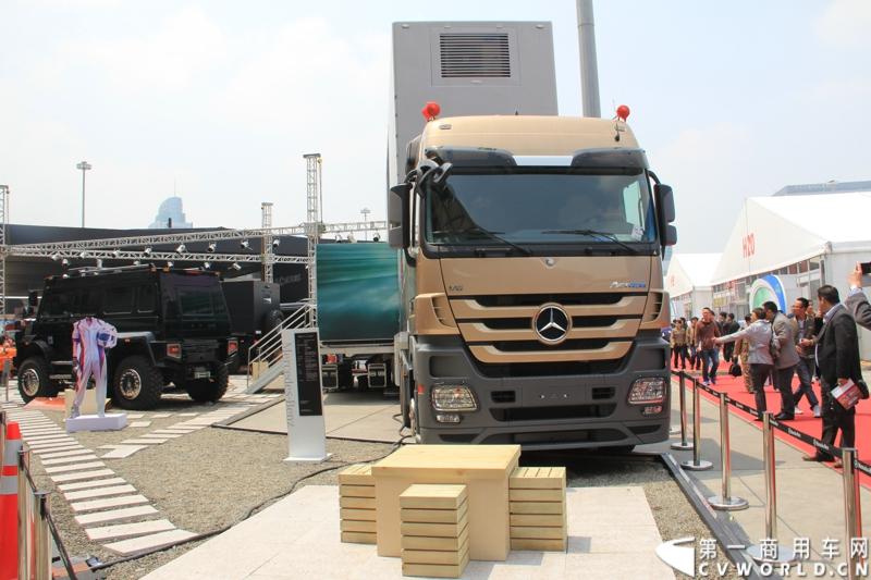 此次代表奔驰前来参展的是奔驰在国内的经销商，图为Actros 2660LS 6X4 牵引车。