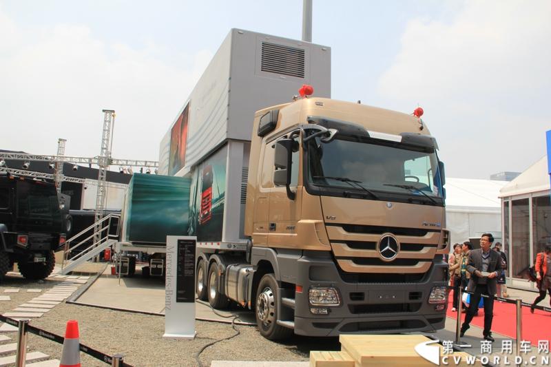此次代表奔驰前来参展的是奔驰在国内的经销商，图为Actros 2660LS 6X4 牵引车。