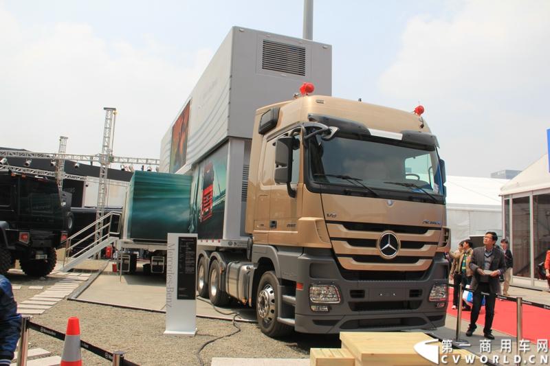 此次代表奔驰前来参展的是奔驰在国内的经销商，图为Actros 2660LS 6X4 牵引车。