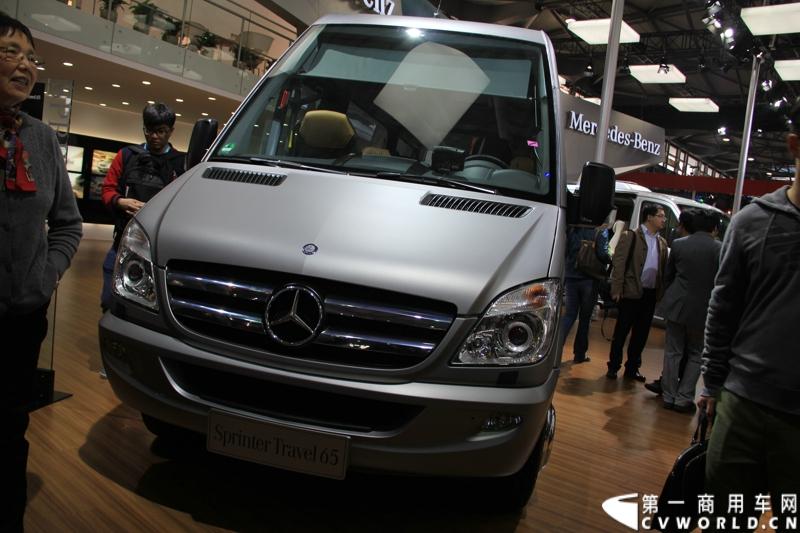 此次代表奔驰前来参展的是奔驰在国内的经销商，图为奔驰sprinter travel 65 豪华小型客车。