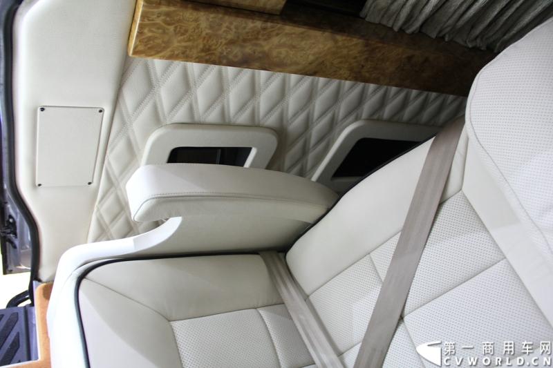 此次代表奔驰前来参展的是奔驰在国内的经销商，图为奔驰sprinter324豪华商务车。