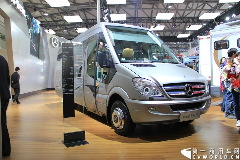 此次代表奔驰前来参展的是奔驰在国内的经销商，图为sprinter travel 65 豪华小型客车。