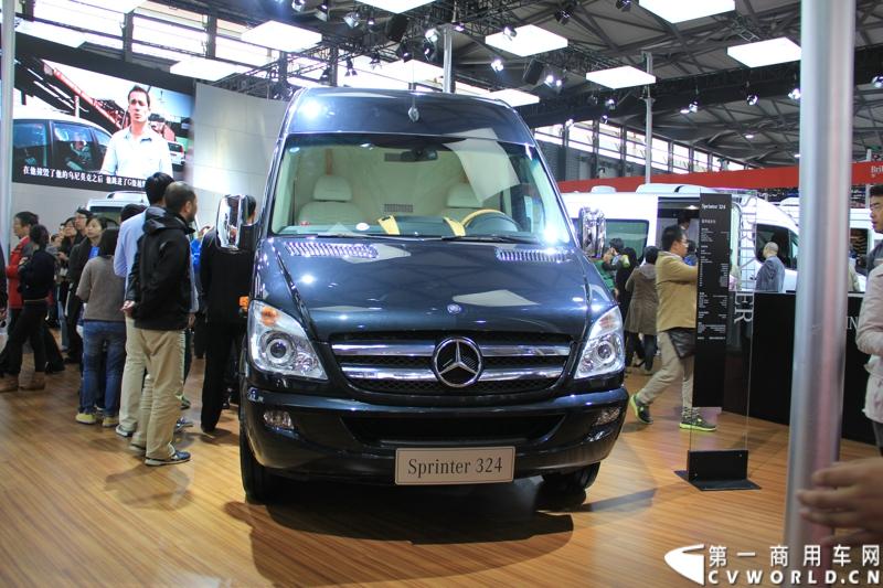 此次代表奔驰前来参展的是奔驰在国内的经销商，图为奔驰sprinter324豪华商务车。
