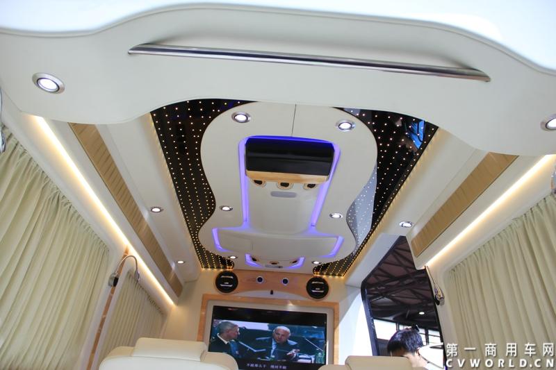 此次代表奔驰前来参展的是奔驰在国内的经销商，图为奔驰sprinter324豪华商务车。