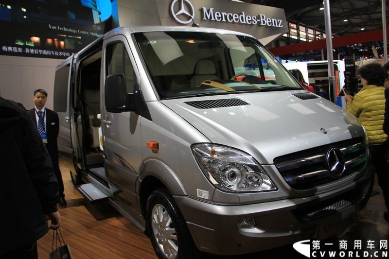 此次代表奔驰前来参展的是奔驰在国内的经销商，图为奔驰sprinter324豪华商务车。