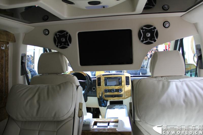 此次代表奔驰前来参展的是奔驰在国内的经销商，图为奔驰sprinter324豪华商务车。