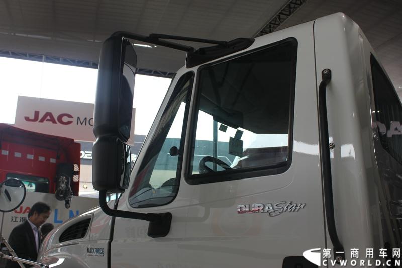 此次上海车展，纳威司达依然没有单独参展，而是选择与其在中国的合作伙伴江淮汽车共同参展，凸显双方紧密的战略伙伴关系。纳威司达带来了本届车展仅有的两辆长头卡车。