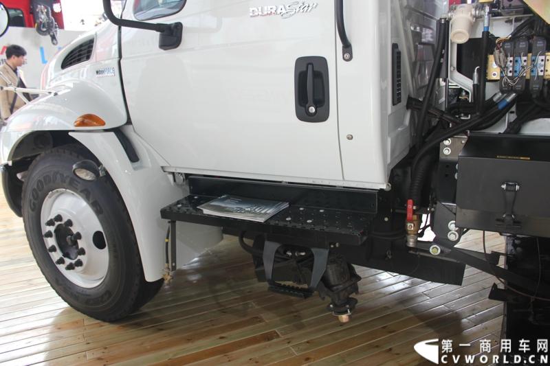 此次上海车展，纳威司达依然没有单独参展，而是选择与其在中国的合作伙伴江淮汽车共同参展，凸显双方紧密的战略伙伴关系。纳威司达带来了本届车展仅有的两辆长头卡车。