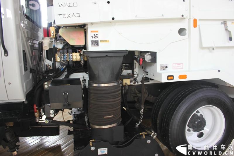 此次上海车展，纳威司达依然没有单独参展，而是选择与其在中国的合作伙伴江淮汽车共同参展，凸显双方紧密的战略伙伴关系。纳威司达带来了本届车展仅有的两辆长头卡车。