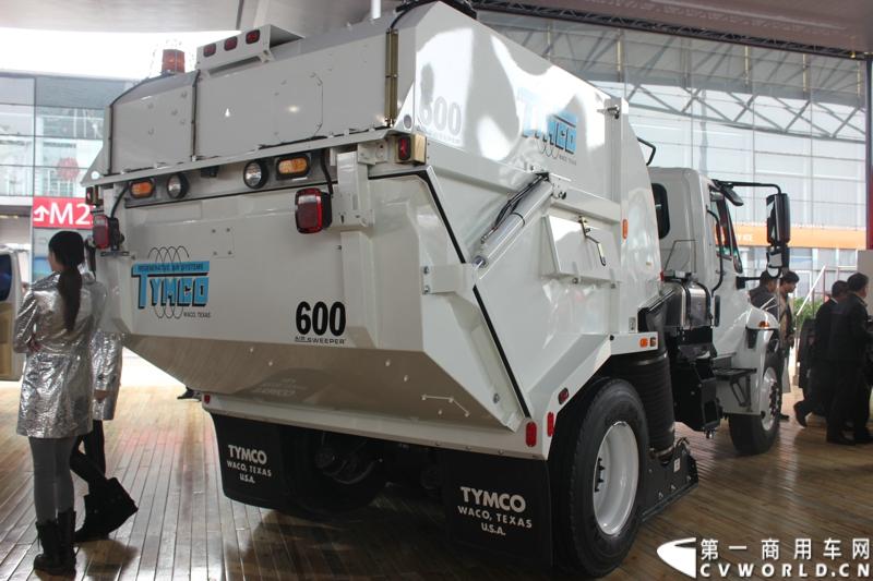 此次上海车展，纳威司达依然没有单独参展，而是选择与其在中国的合作伙伴江淮汽车共同参展，凸显双方紧密的战略伙伴关系。纳威司达带来了本届车展仅有的两辆长头卡车。