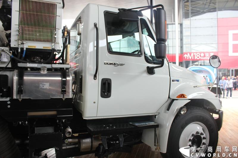 此次上海车展，纳威司达依然没有单独参展，而是选择与其在中国的合作伙伴江淮汽车共同参展，凸显双方紧密的战略伙伴关系。纳威司达带来了本届车展仅有的两辆长头卡车。