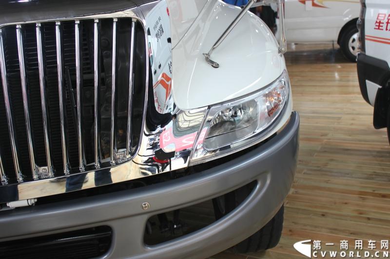 此次上海车展，纳威司达依然没有单独参展，而是选择与其在中国的合作伙伴江淮汽车共同参展，凸显双方紧密的战略伙伴关系。纳威司达带来了本届车展仅有的两辆长头卡车。