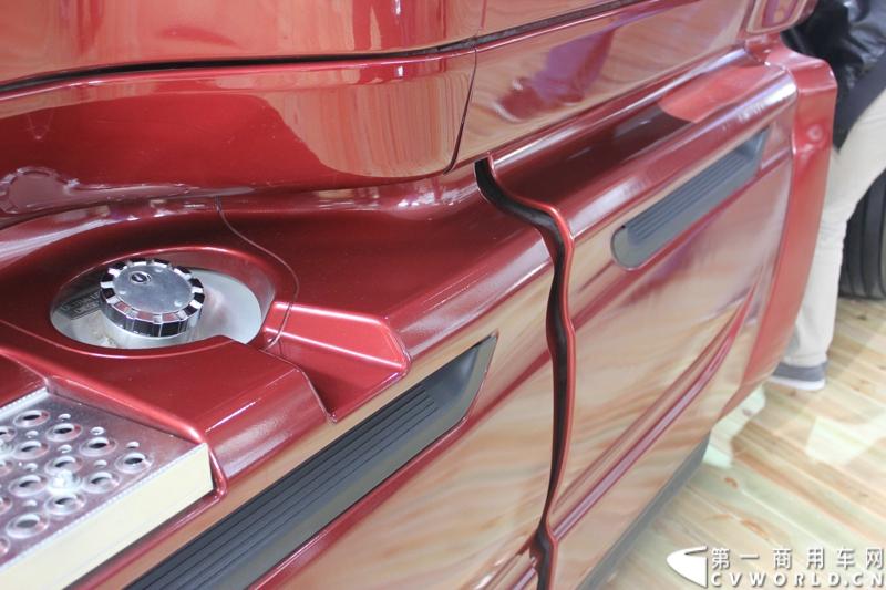 此次上海车展，纳威司达依然没有单独参展，而是选择与其在中国的合作伙伴江淮汽车共同参展，凸显双方紧密的战略伙伴关系。纳威司达带来了本届车展仅有的两辆长头卡车。