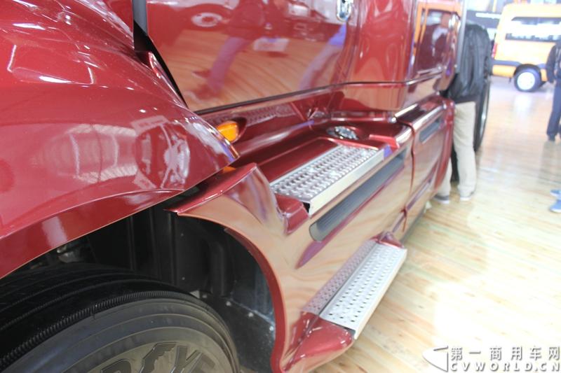 此次上海车展，纳威司达依然没有单独参展，而是选择与其在中国的合作伙伴江淮汽车共同参展，凸显双方紧密的战略伙伴关系。纳威司达带来了本届车展仅有的两辆长头卡车。