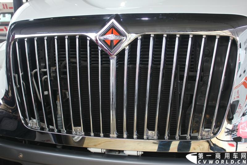 此次上海车展，纳威司达依然没有单独参展，而是选择与其在中国的合作伙伴江淮汽车共同参展，凸显双方紧密的战略伙伴关系。纳威司达带来了本届车展仅有的两辆长头卡车。